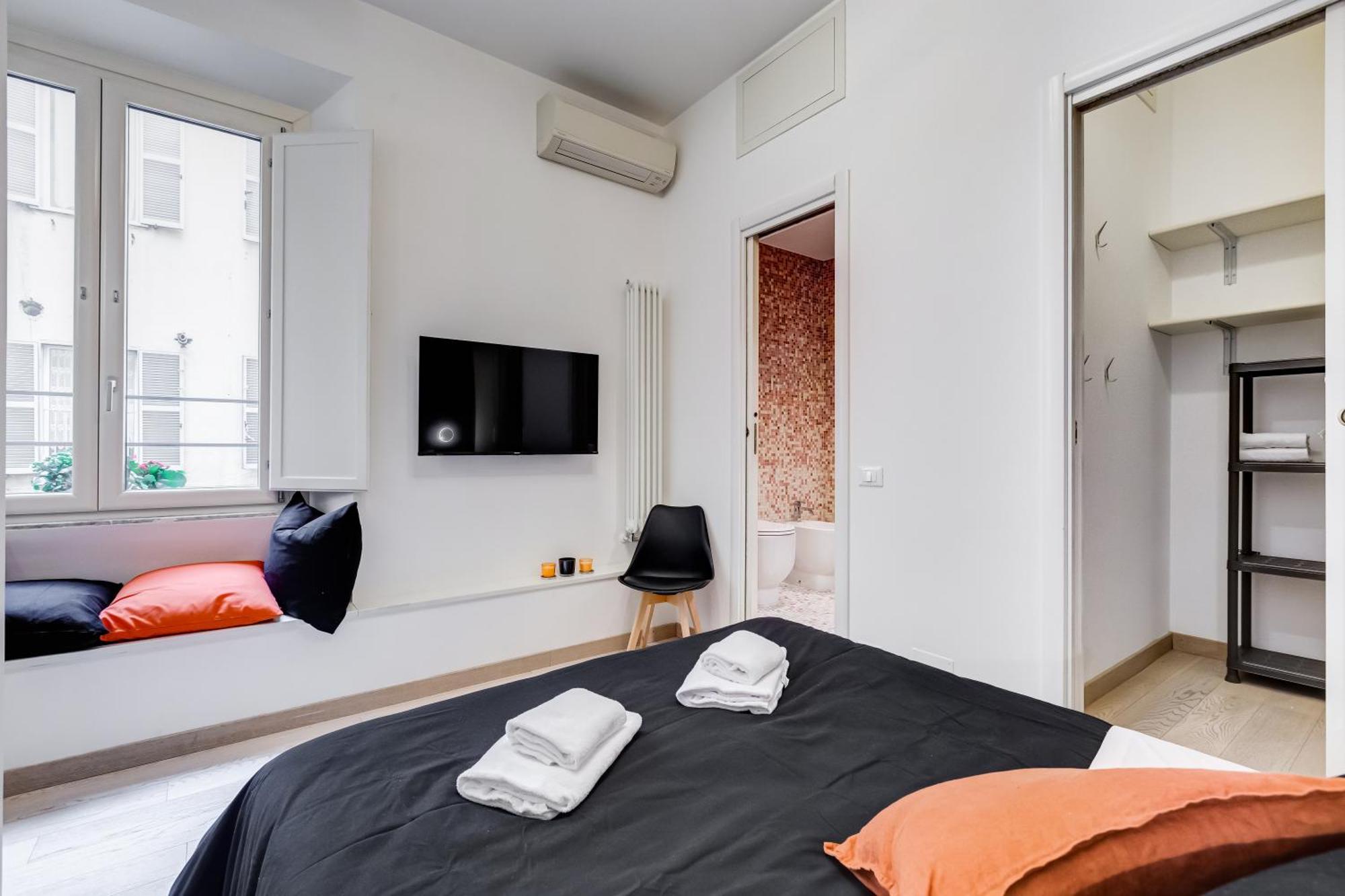 Classy 2-bdr In Termini District Rom