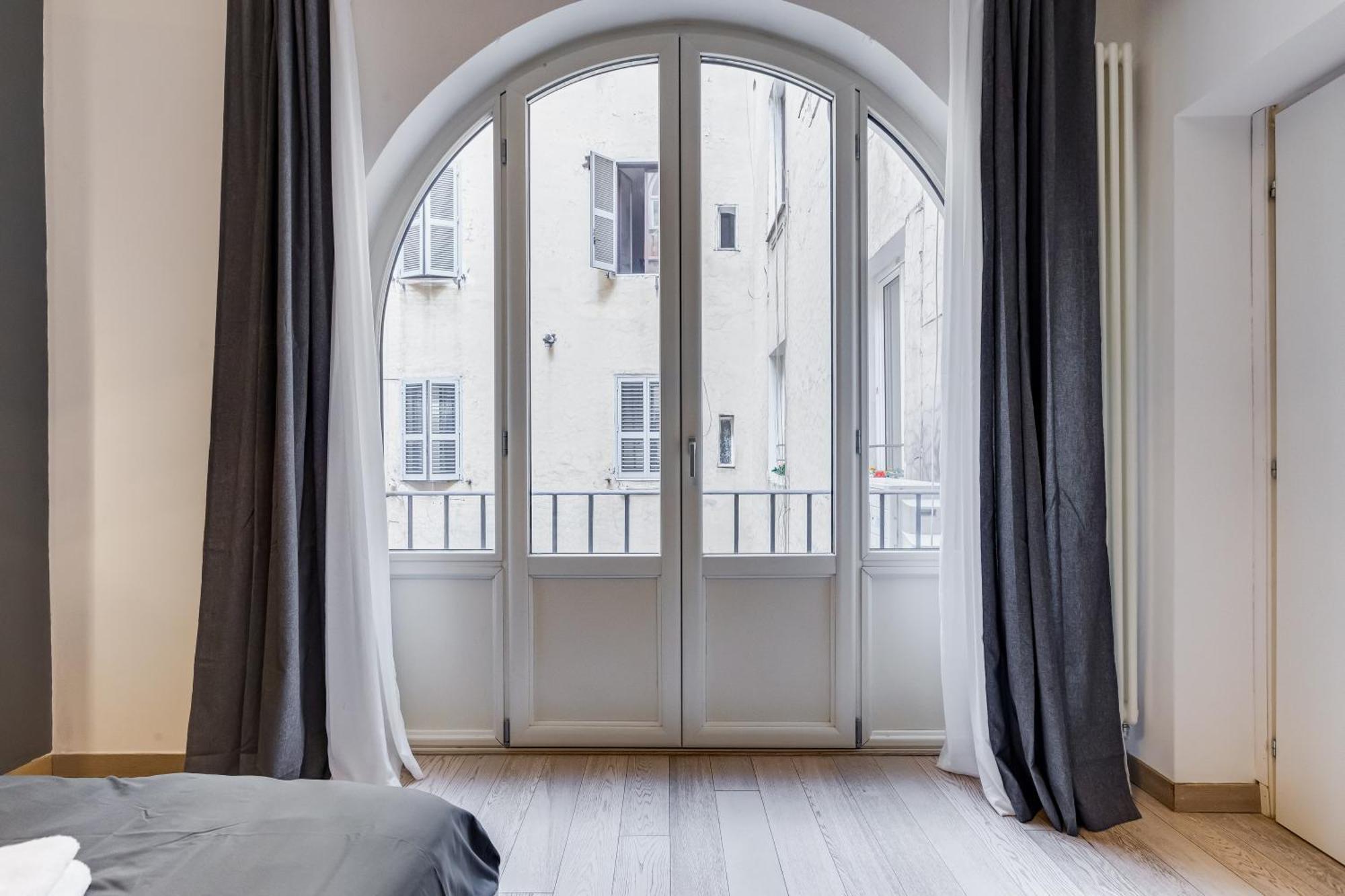 Classy 2-bdr In Termini District *
