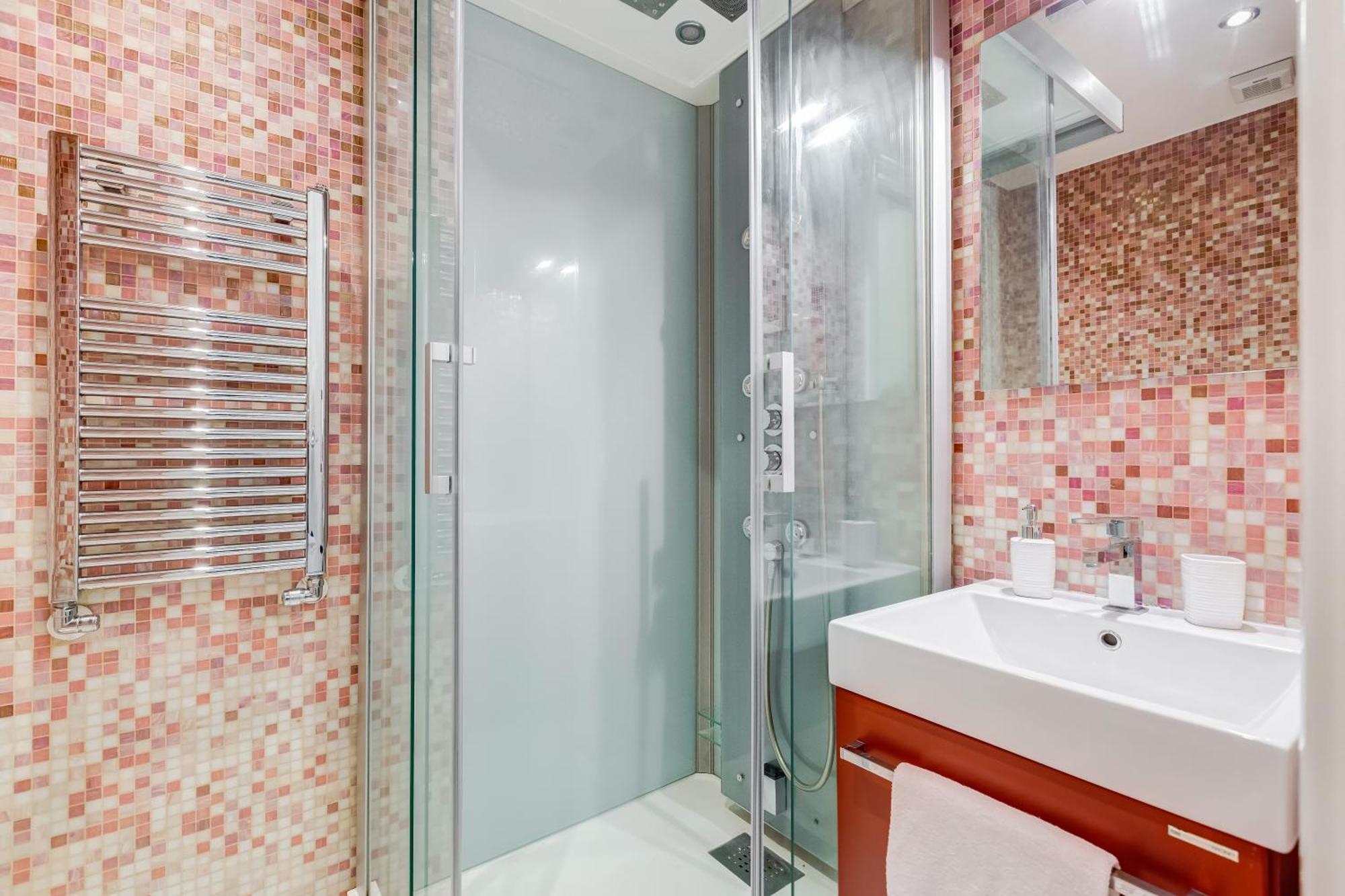 Classy 2-bdr In Termini District Rom